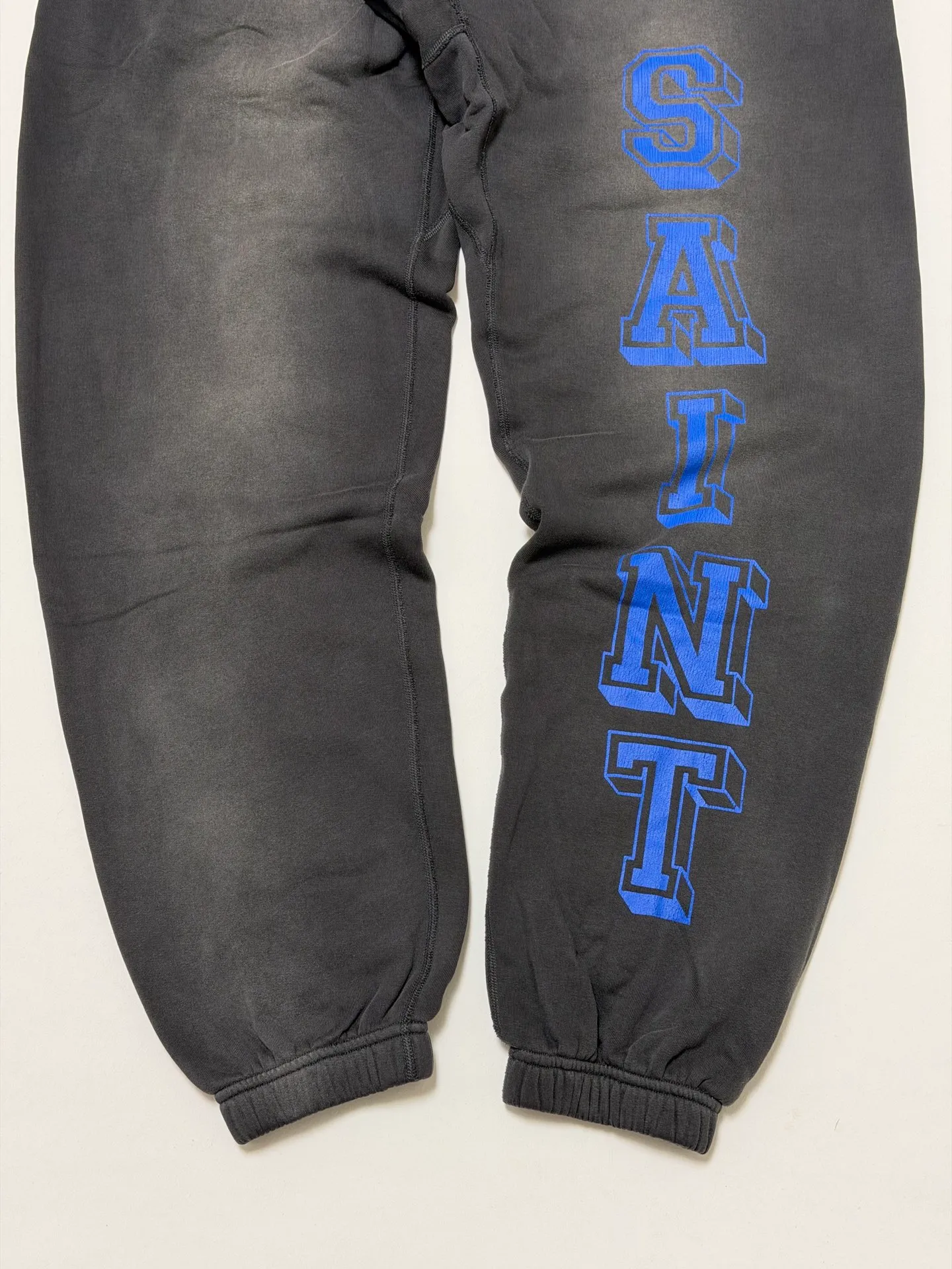 SAINT Mxxxxxx SWEAT PANTS/ANGEL/BLK Blue Angel Reborn Sweatpants Washed black S-XL Assute dyeing Sprayed on the whole piece to fade Wormhole destruction treatment Heavy fermentation washing to create NEW VINTAGE texture Factory four-needle and six-thread workmanship No bone seams More comfortable to wear Genuine grade crack printing/correct accessories